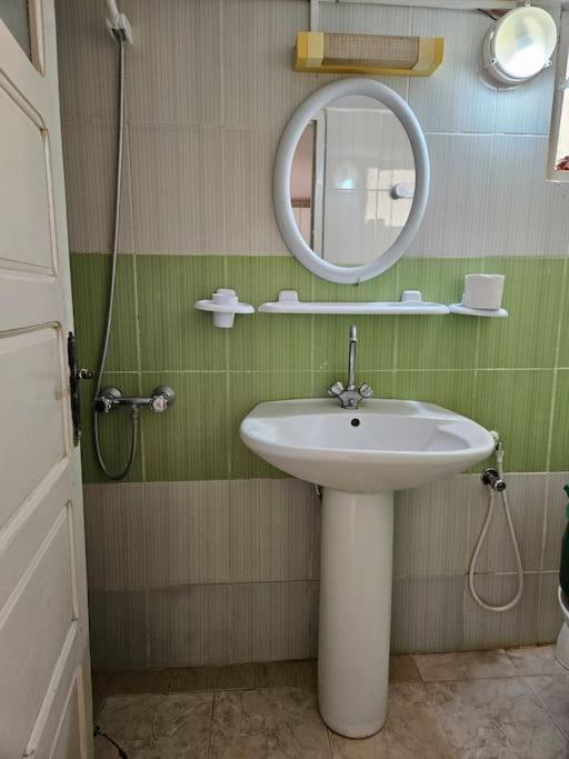 Hadhri Appartement Тозьор Екстериор снимка
